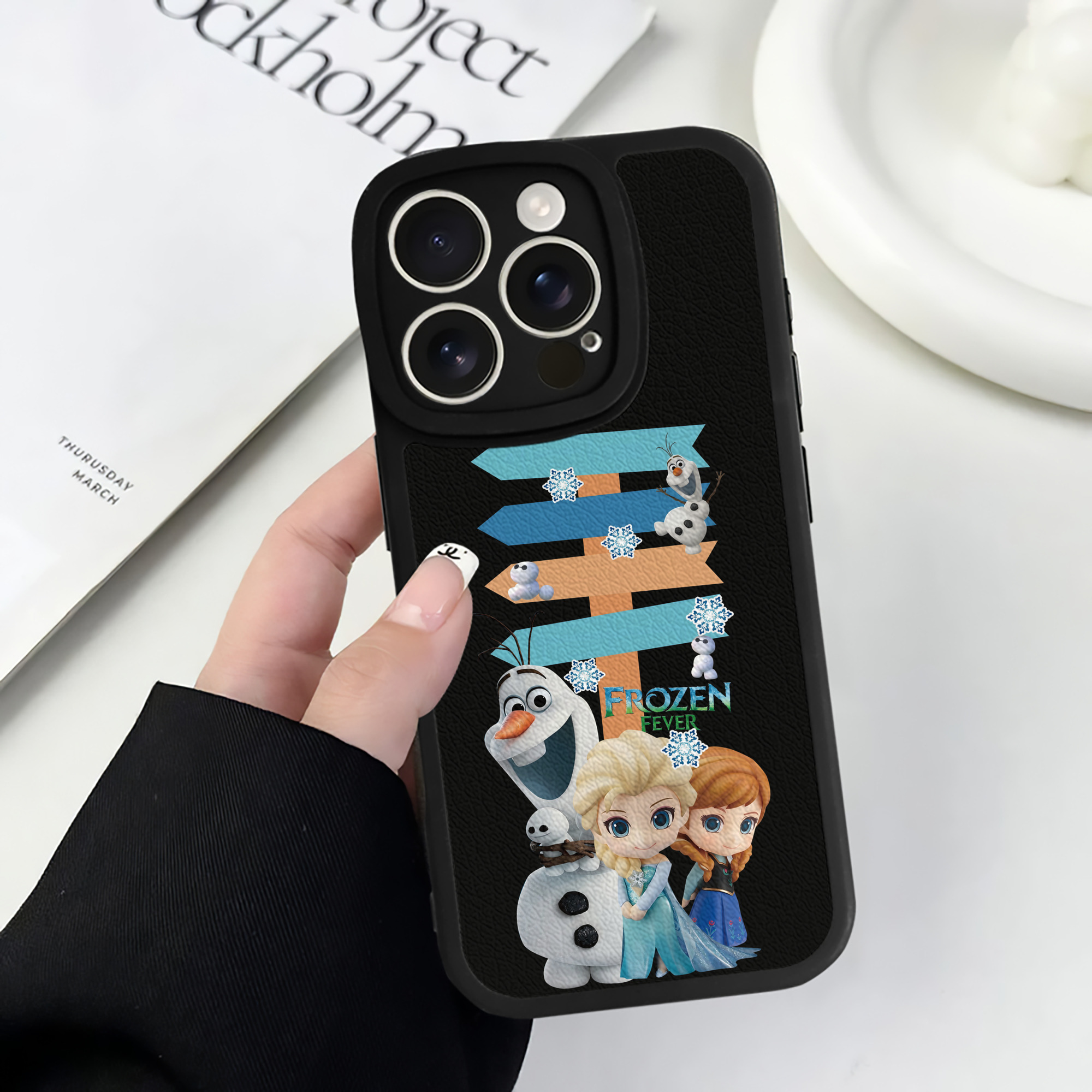 （画像用） アナと雪の女王 アンナ エルサ Frozen Anna Elsa 【iPhone 16シリーズ対応】シリコンスマホケース（レザー調） 材質：シリコン